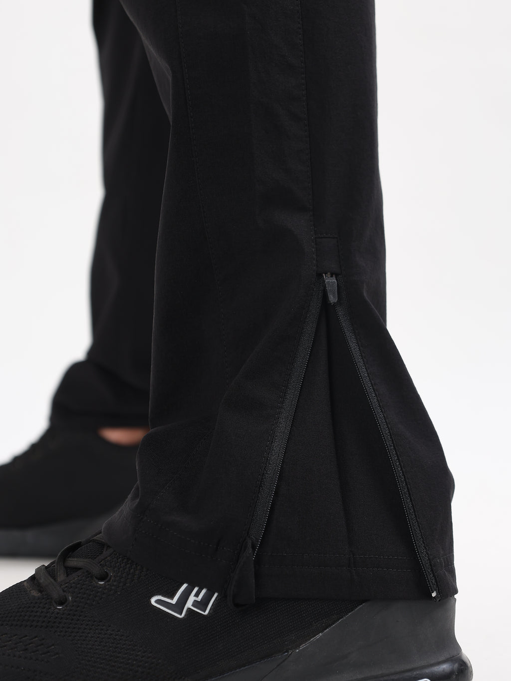 ZIP-POCKET REGULAR FIT SPORTS JOGGERS