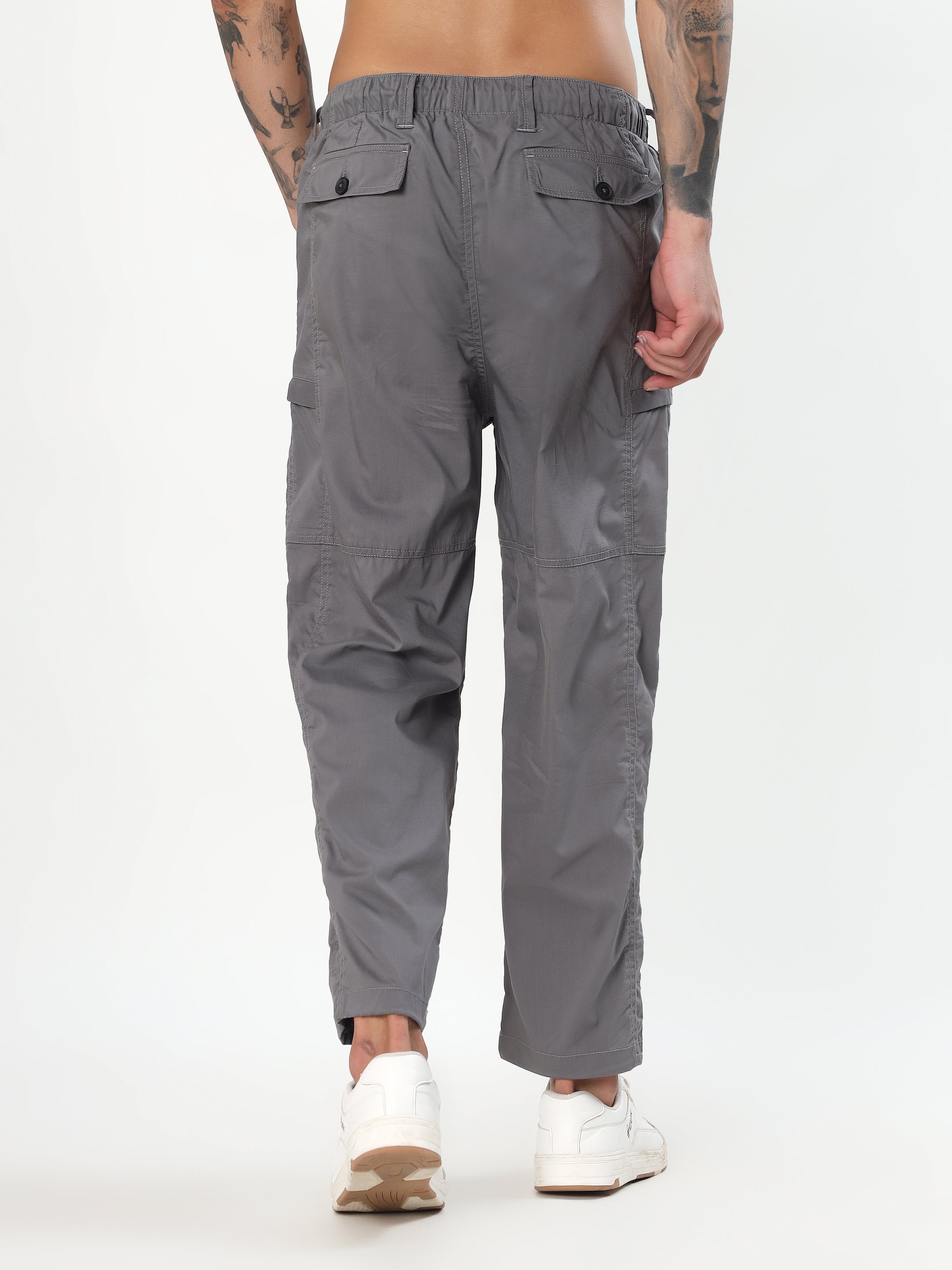 MEN GREY MID-RISE RELAXED FIT CARGO PANTS