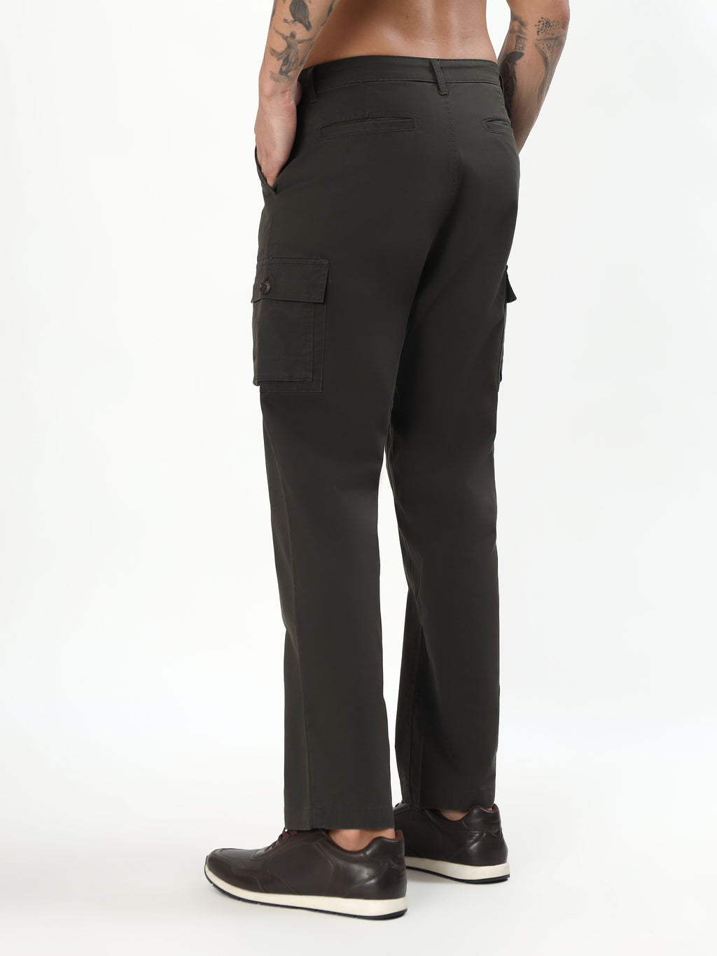 MEN OLIVE GREEN REGULAR FIT BUTTONED CARGO PANTS