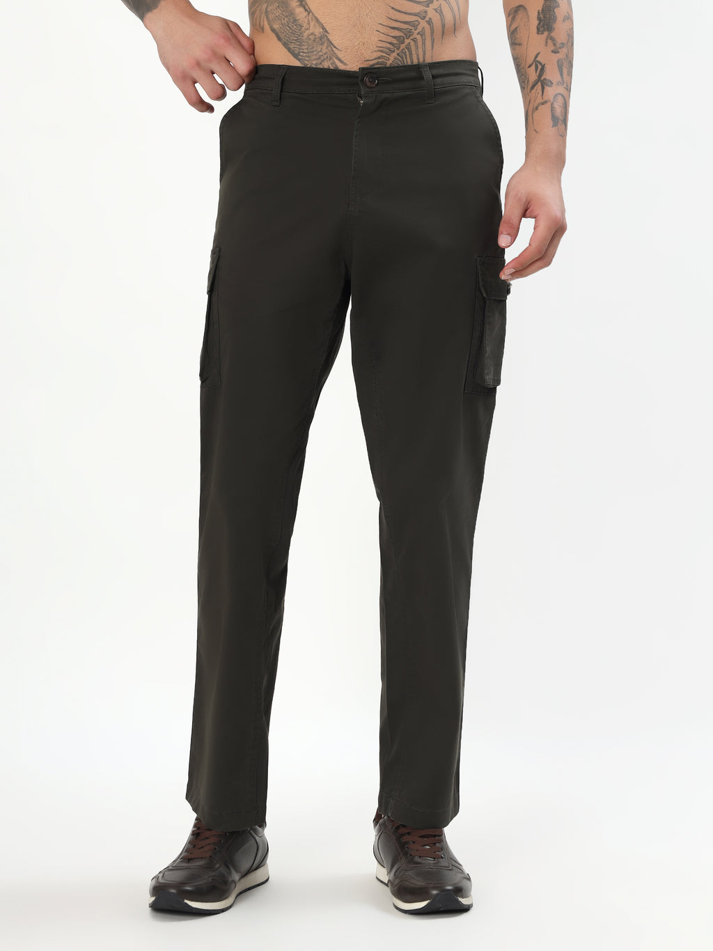 MEN OLIVE GREEN REGULAR FIT BUTTONED CARGO PANTS