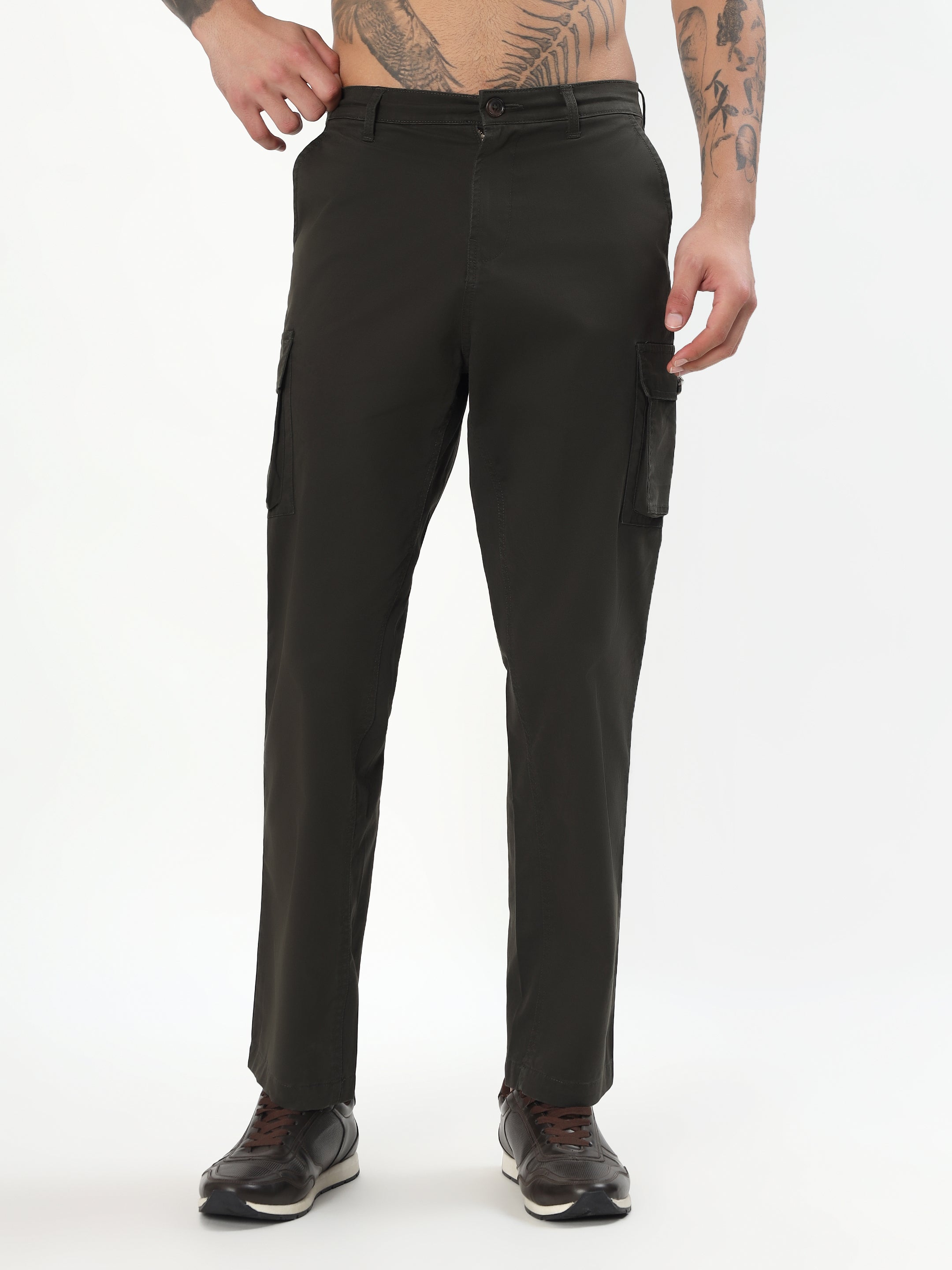 MEN OLIVE GREEN REGULAR FIT BUTTONED CARGO PANTS