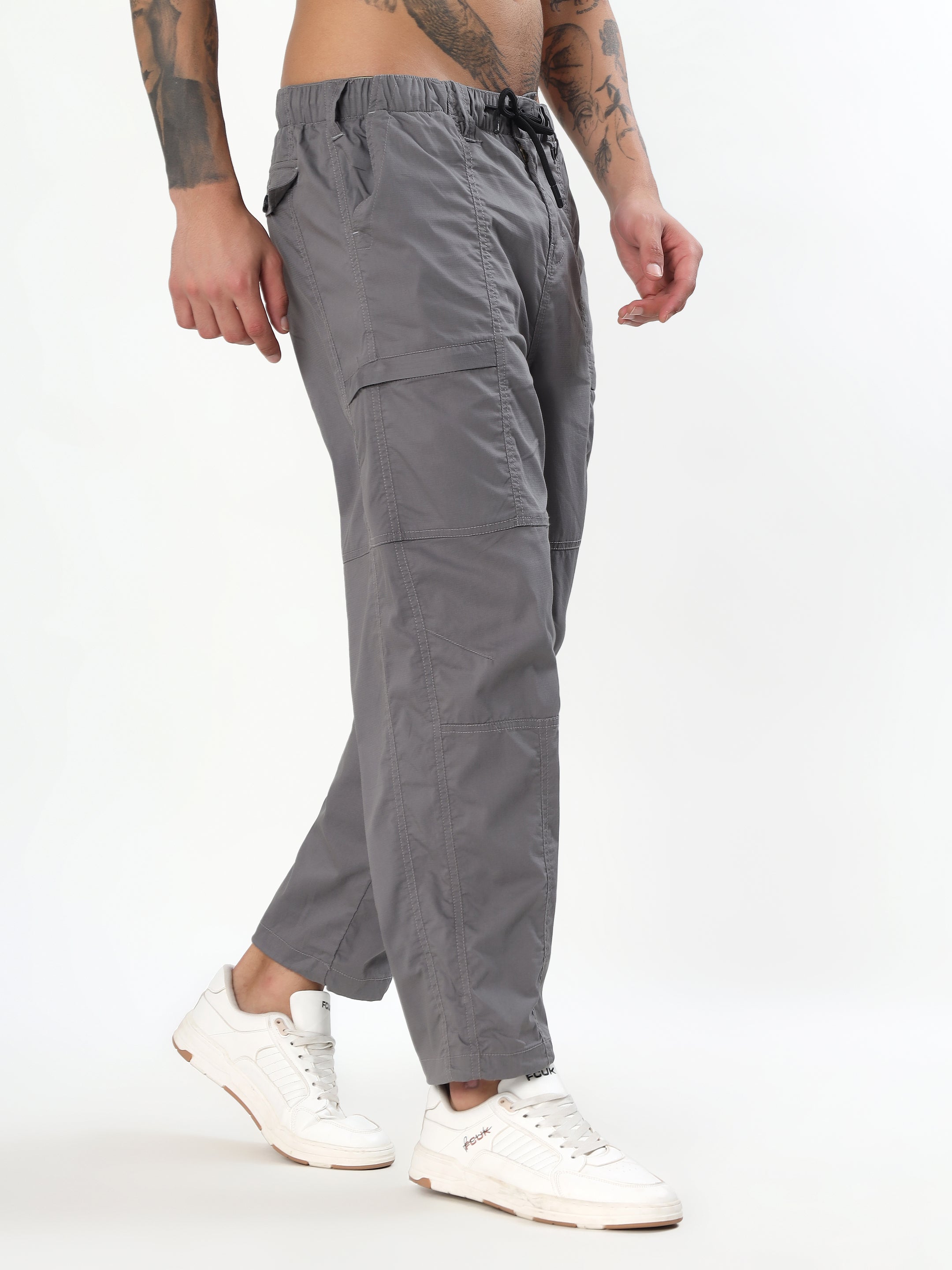 MEN GREY MID-RISE RELAXED FIT CARGO PANTS