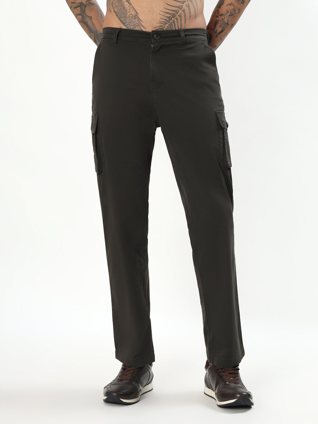 MEN OLIVE GREEN REGULAR FIT BUTTONED CARGO PANTS