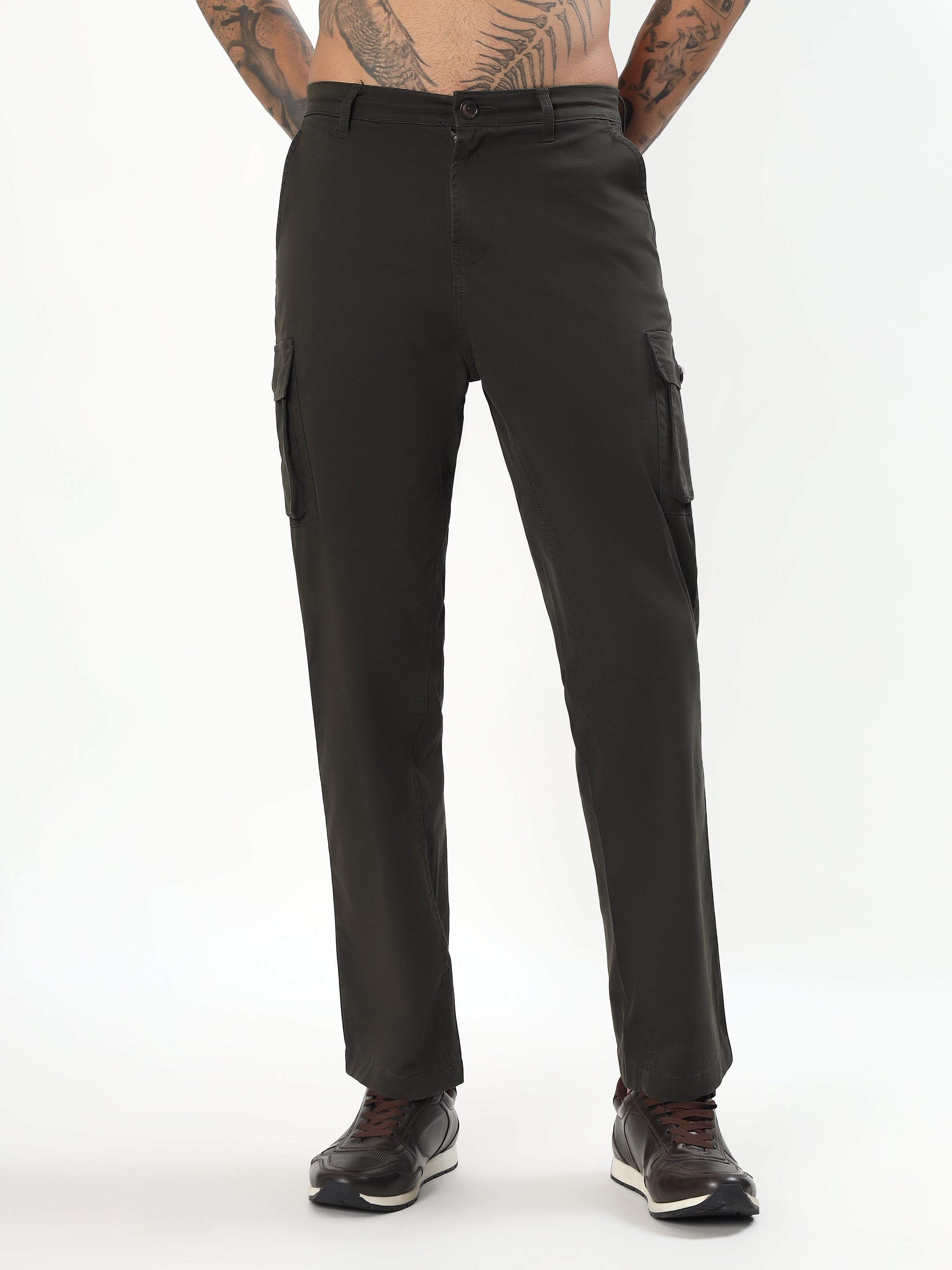 MEN OLIVE GREEN REGULAR FIT BUTTONED CARGO PANTS