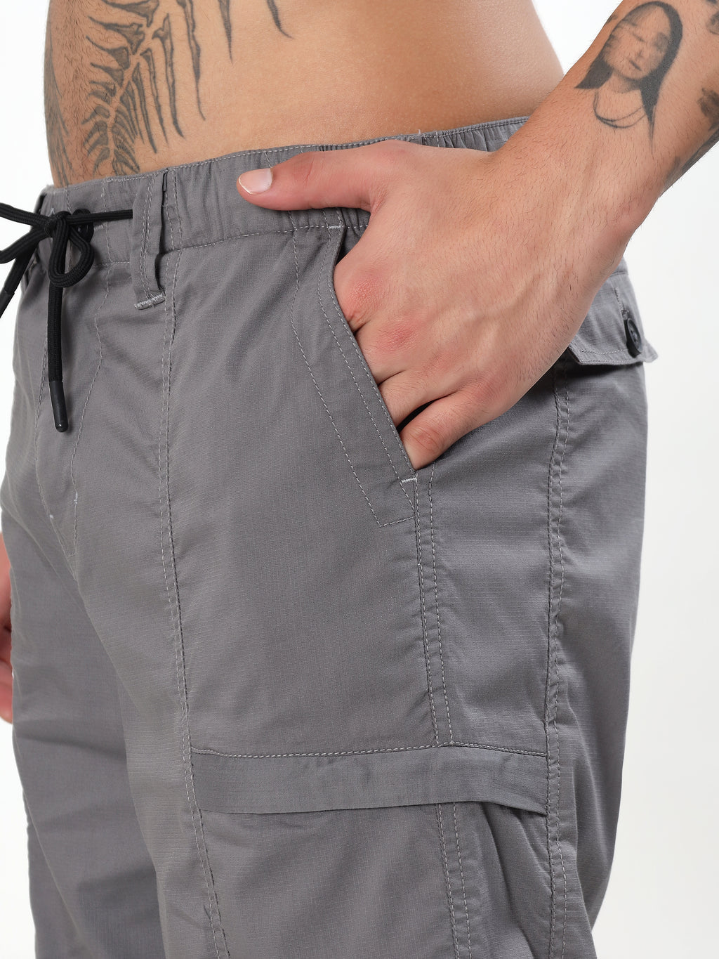 MEN GREY MID-RISE RELAXED FIT CARGO PANTS