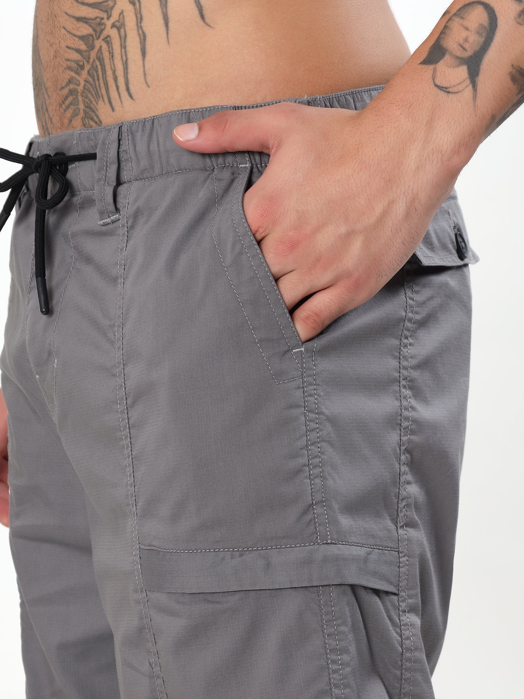 MEN GREY MID-RISE RELAXED FIT CARGO PANTS
