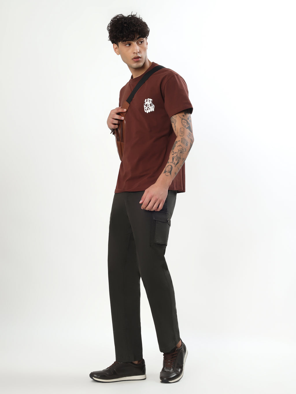 MEN OLIVE GREEN REGULAR FIT BUTTONED CARGO PANTS